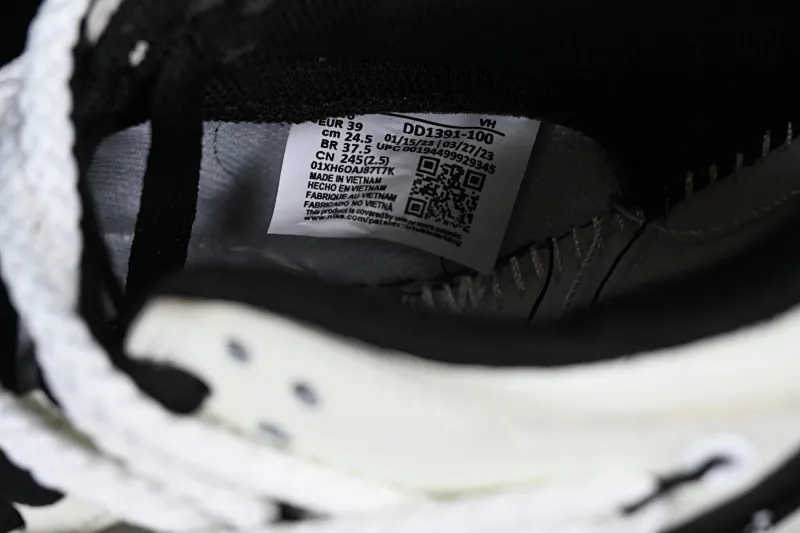 All categories Nk SB Dunk series Nk SB Dunk Low low-top sneakers Nk Dunk Low Panda Prank Love Smiley Face Panda Splash Ink SB strap low-top casual sneakers DD1391-100